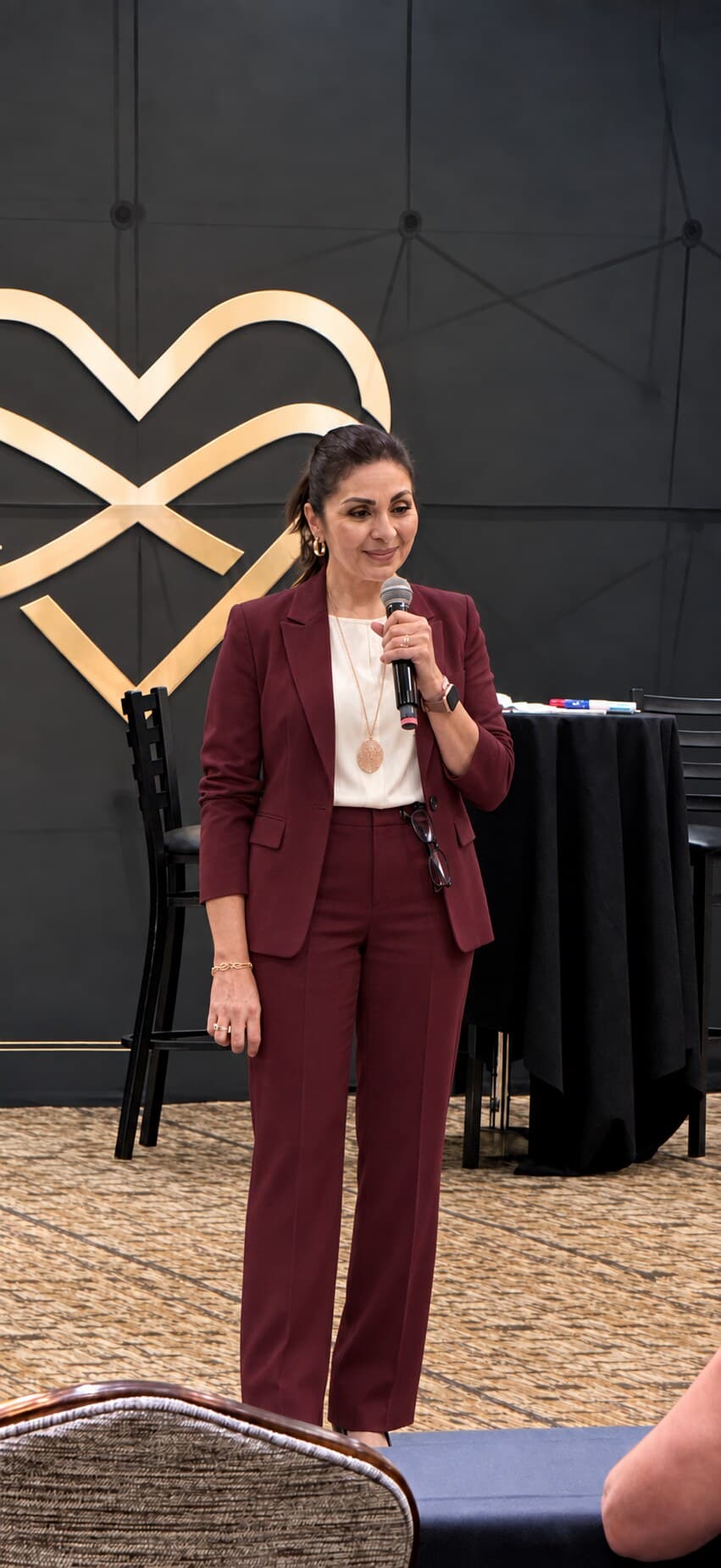 Angélica Alcalá presentando ante un equipo